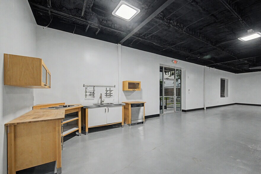 More Photos Of 6115 Skyline Dr, Houston Warehouse For Lease
