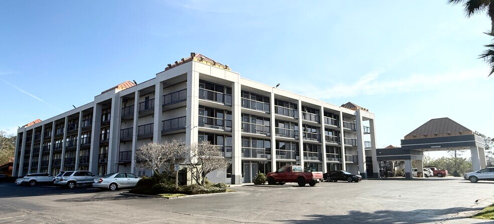 More Photos Of 131 N Lobdell Hwy, Port Allen Hotel For Sale