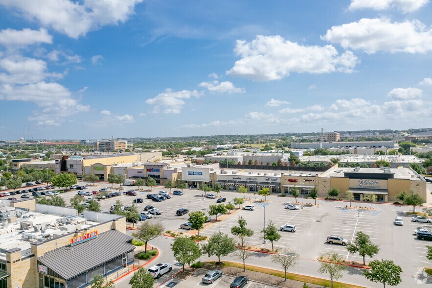 More Photos Of 201 University Oaks Blvd, Round Rock Storefront For Lease