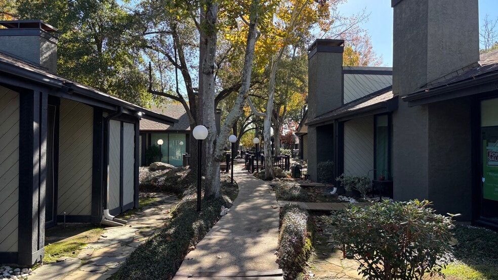 More Photos Of 14343 Torrey Chase Blvd, Houston Office For Sale