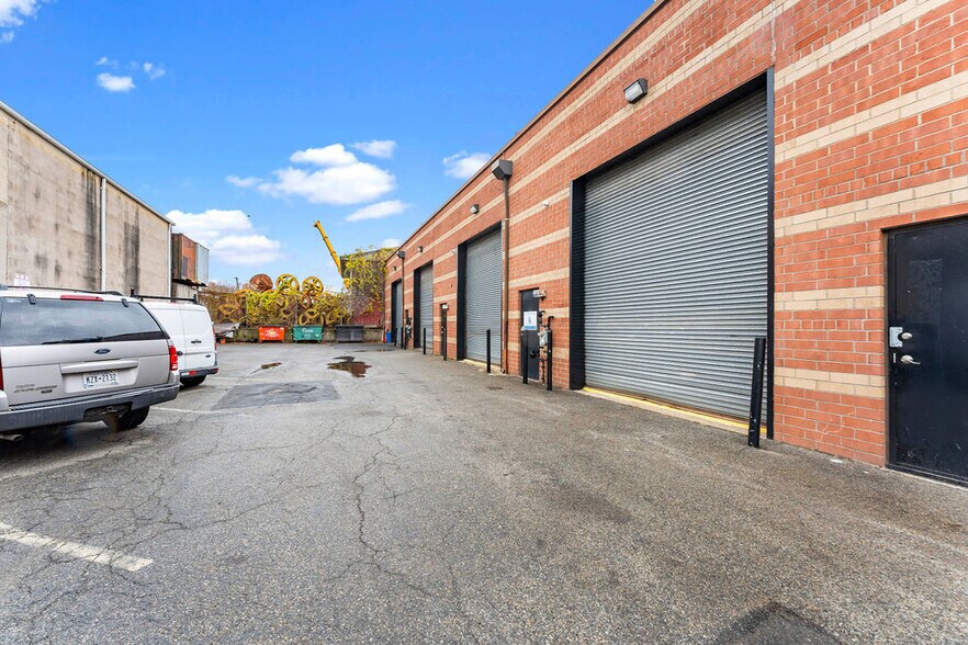 More Photos Of 166 Industrial Loop, Staten Island Warehouse For Lease