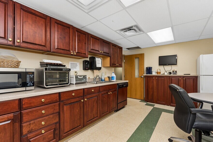 More Photos Of 675 W Plane St, Bethel Freestanding For Sale