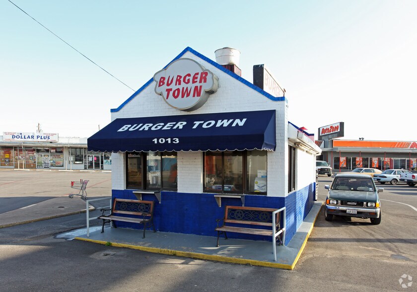 More Photos Of 1015 E Irving Blvd, Irving Unknown For Lease