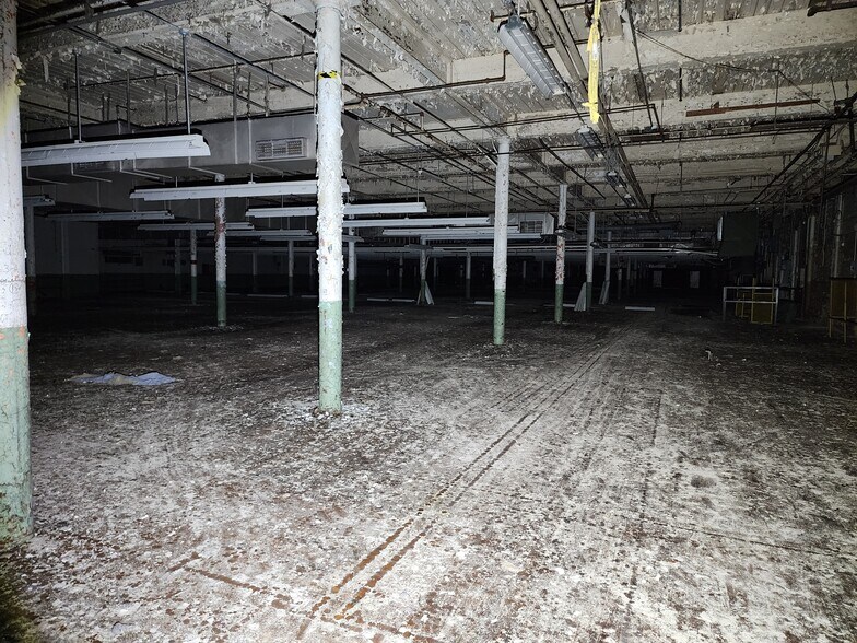 More Photos Of 20th AVE, Valley Light Manufacturing For Sale