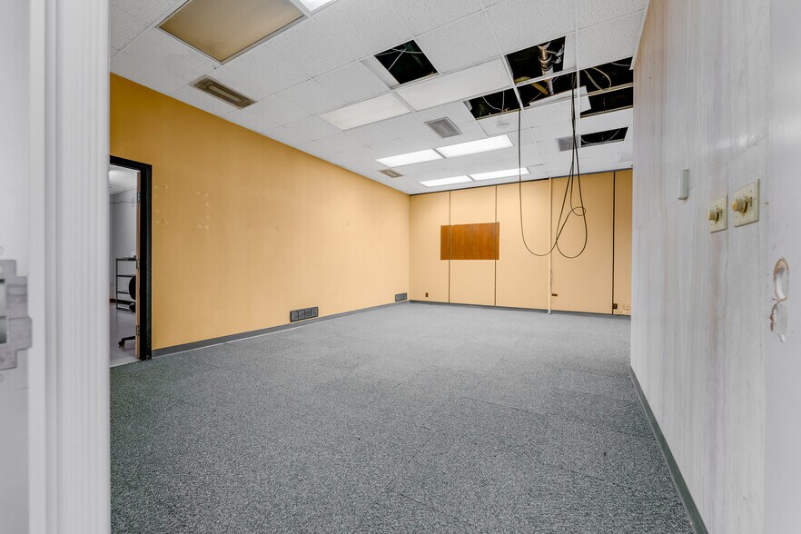 More Photos Of 214 Merchant St, Fairmont Bank For Sale