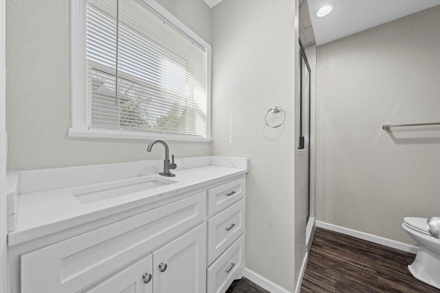 More Photos Of 1314 N 15th St, Waco General Retail For Sale