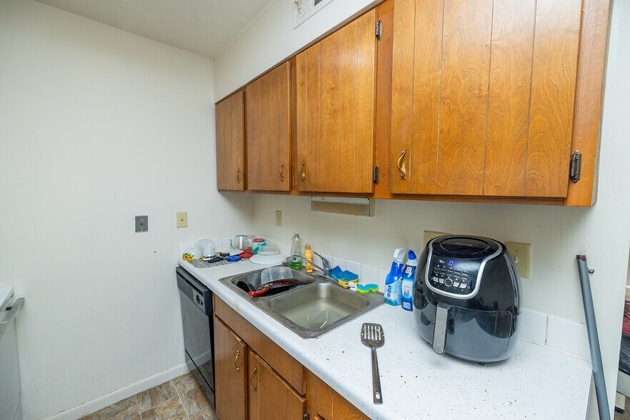 More Photos Of 2520 E Lincoln St, Wichita Apartments For Sale