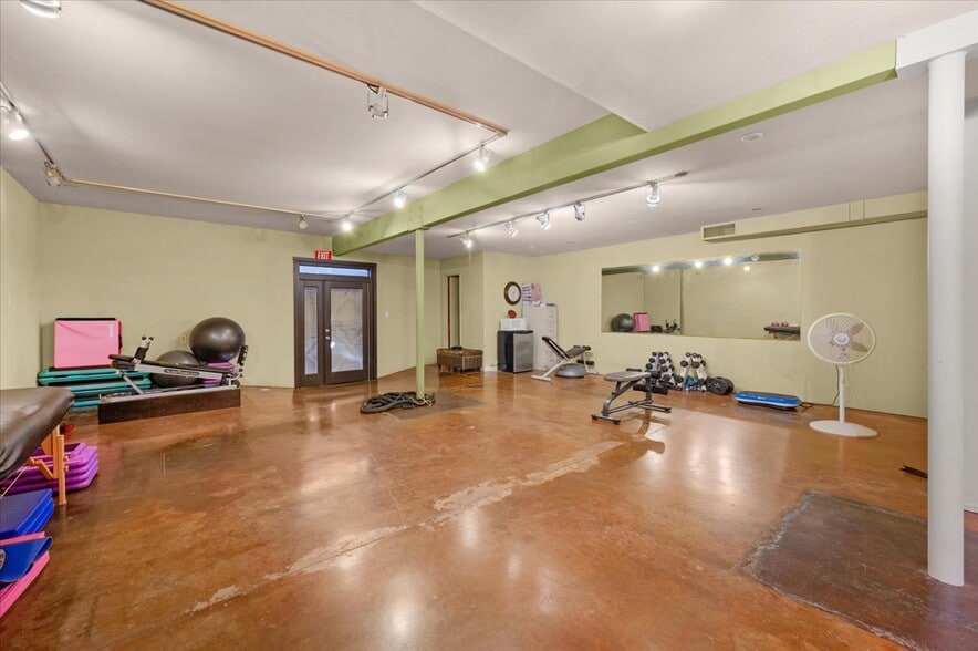 More Photos Of 339 W D St, Lemoore Storefront For Sale