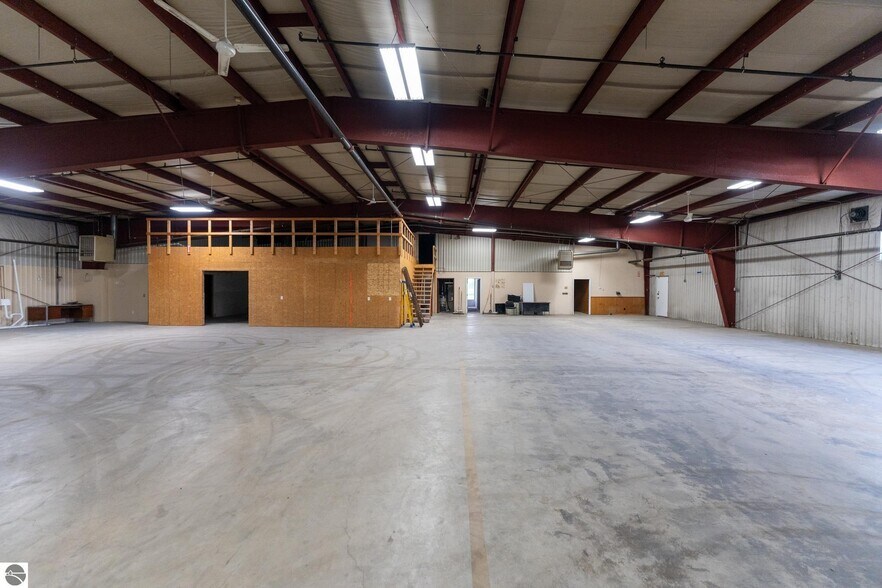 More Photos Of 910 Industrial Dr, Mount Pleasant Warehouse For Sale