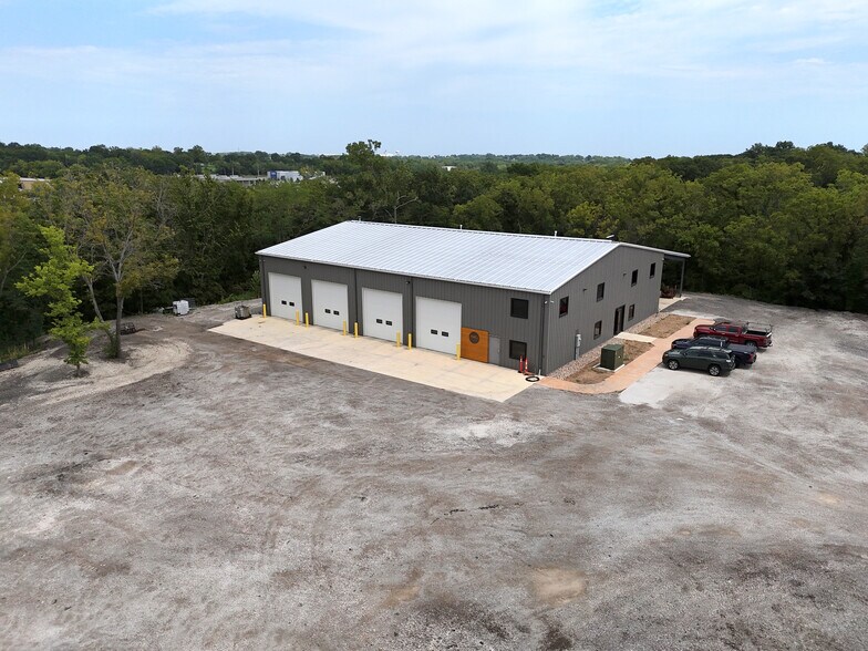 More Photos Of 955 SE AA Hwy, Blue Springs Industrial For Lease