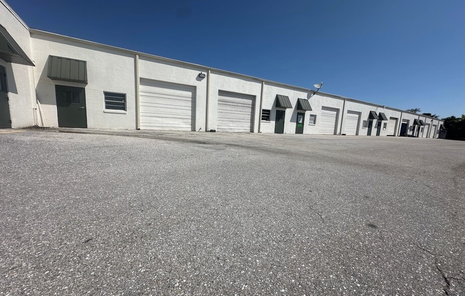 More Photos Of 2020 S Combee Rd, Lakeland Warehouse For Lease