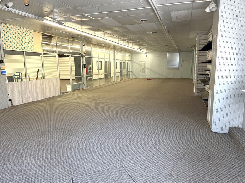 More Photos Of 1921 Broadway, Rockford General Retail For Sale