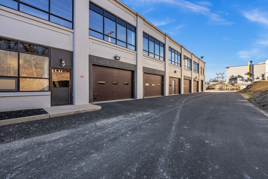 More Photos Of 80 Optical Dr, Southbridge Flex For Lease