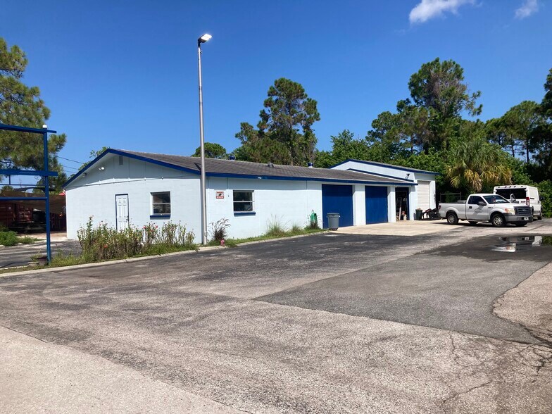 Primary Photo Of 6827 Amberjack Ln, Hudson Auto Repair For Sale