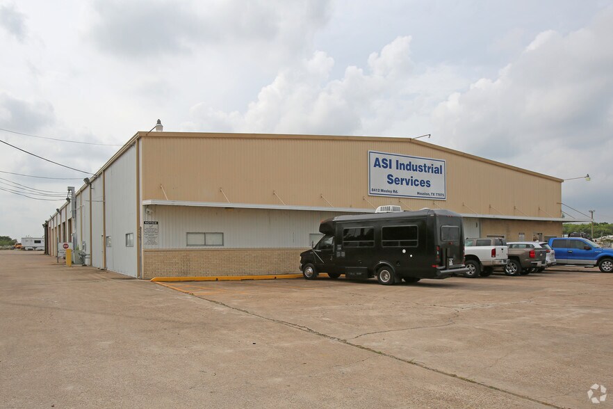 More Photos Of 8412 Mosley Rd, Houston Warehouse For Sale