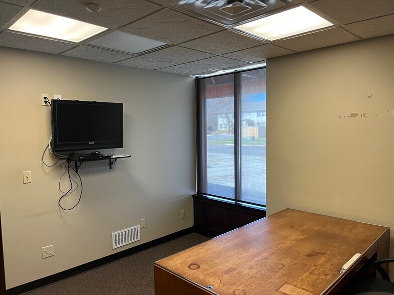 More Photos Of 1608 Firestone Ln, Valparaiso Office For Lease