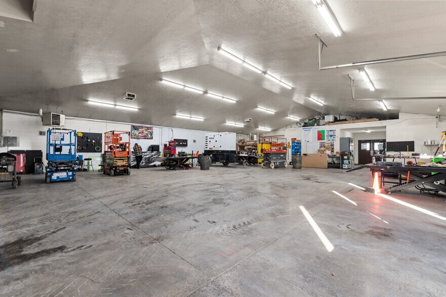 More Photos Of 1299 W State Rd, Pleasant Grove Veterinarian Kennel For Sale