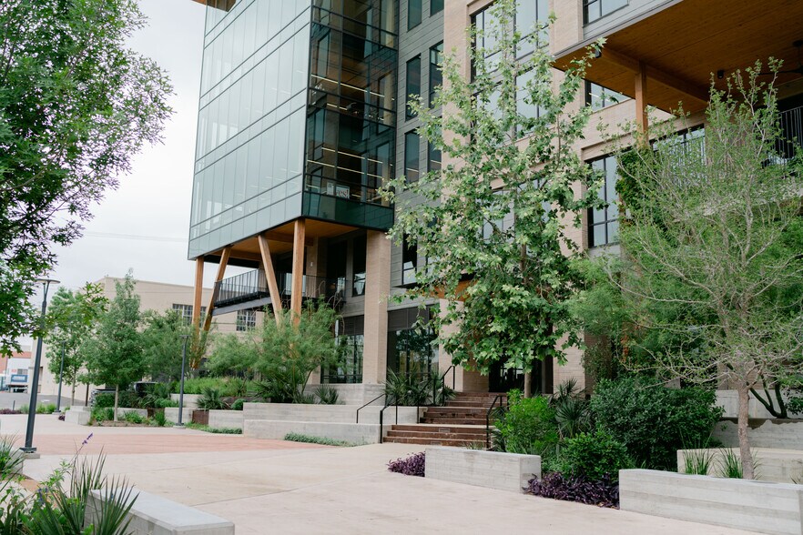 More Photos Of 711 Broadway St, San Antonio Office For Sale