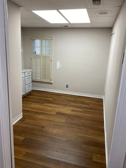 More Photos Of 1991 N Williamsburg Dr, Decatur Medical For Lease