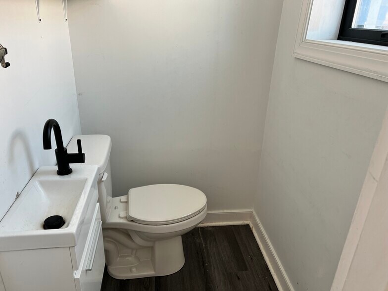 More Photos Of 4-10 E Grace St, Richmond Storefront Retail Office For Lease