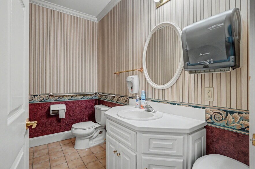 More Photos Of 125 Park of Commerce Dr, Savannah Office For Sale