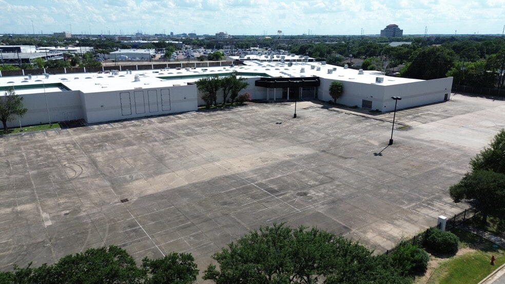 More Photos Of 12002 Southwest Fwy, Meadows Place Freestanding For Lease