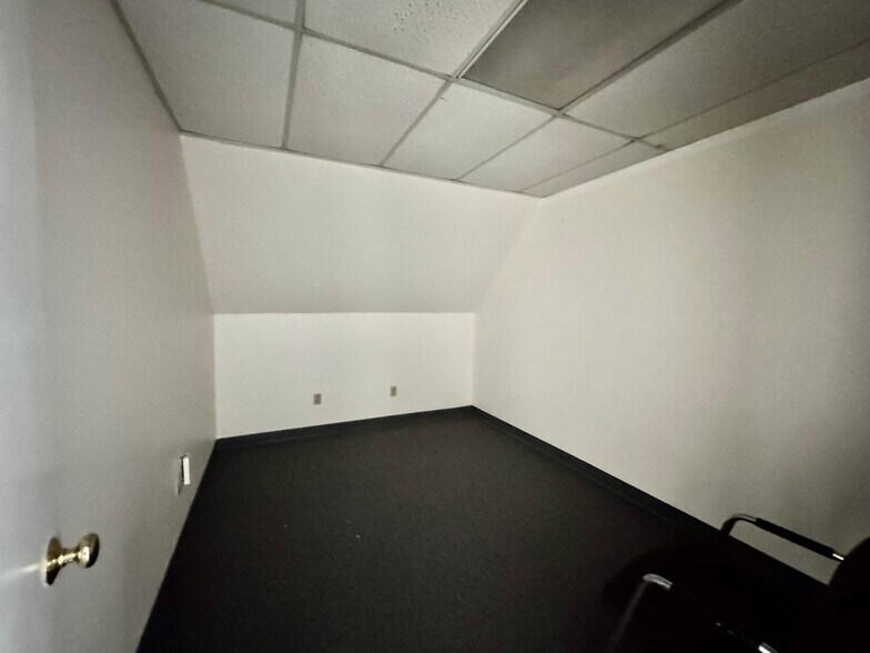More Photos Of 567-575 E Main Rd, Middletown Freestanding For Lease