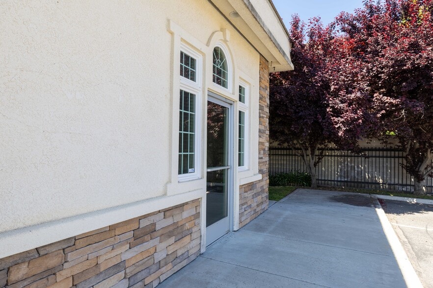 More Photos Of 1565 Shaw Ave, Clovis Office For Lease