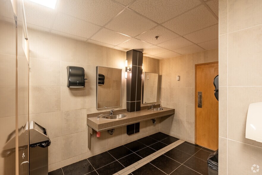 More Photos Of 2800 Av Saint-Jean-Baptiste, Québec Light Distribution For Lease