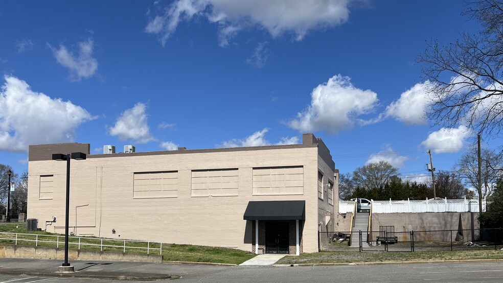 More Photos Of 111 W King St, Kings Mountain Freestanding For Lease