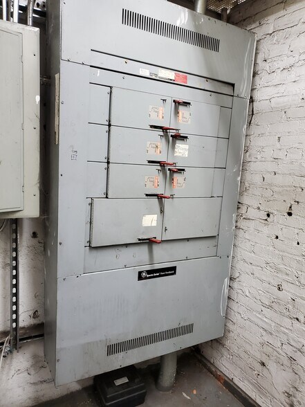 More Photos Of 837 3rd Ave, Brooklyn Warehouse For Lease