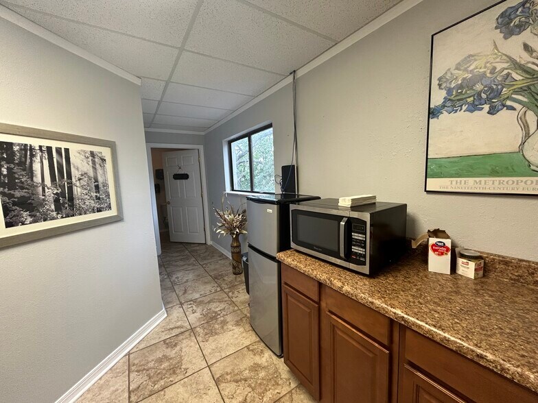 More Photos Of 4707 W Gandy Blvd, Tampa Storefront Retail Office For Lease