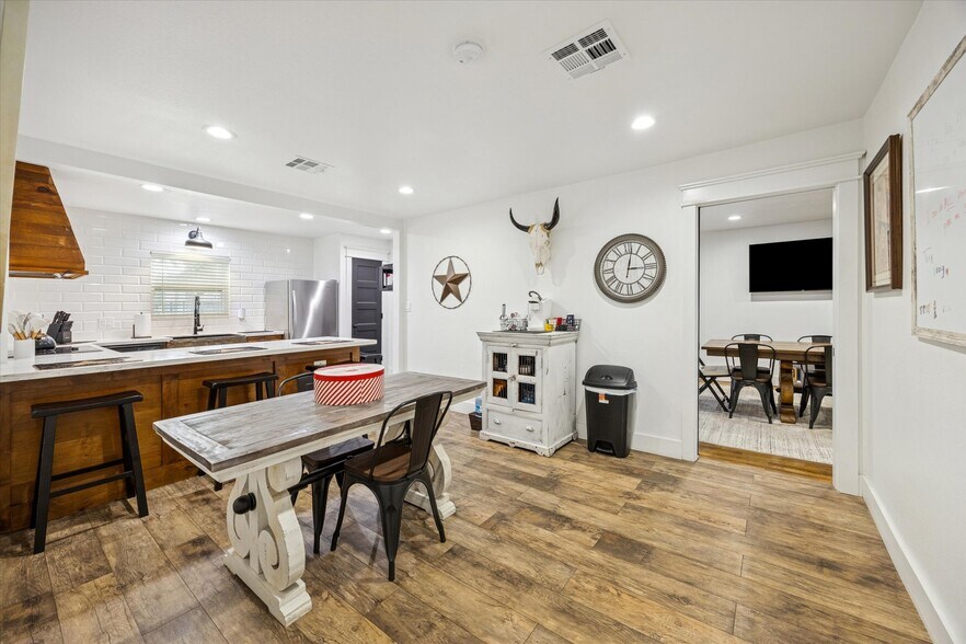 More Photos Of 5225 E 5th St, Katy Light Manufacturing For Sale