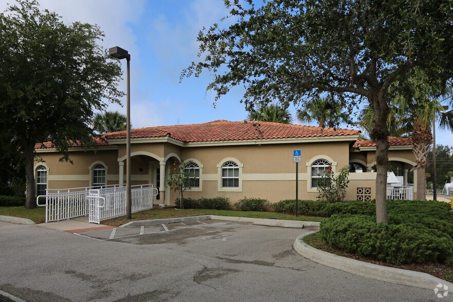 More Photos Of 3193 SE Dixie Hwy, Stuart Office For Sale