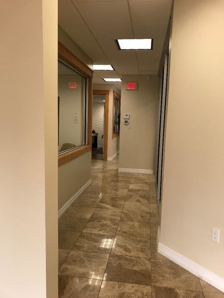 More Photos Of 7922-7930 Hillcroft St, Houston Office For Lease