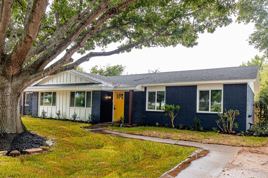 Primary Photo Of 811 Matchett St, Brenham Apartments For Sale