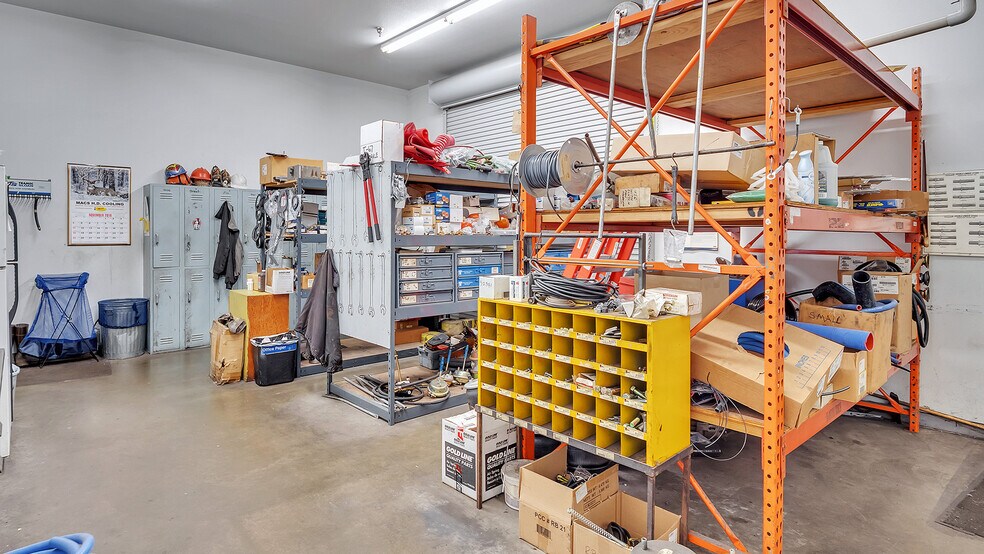More Photos Of 7025 N Leadbetter Rd, Portland Service For Lease