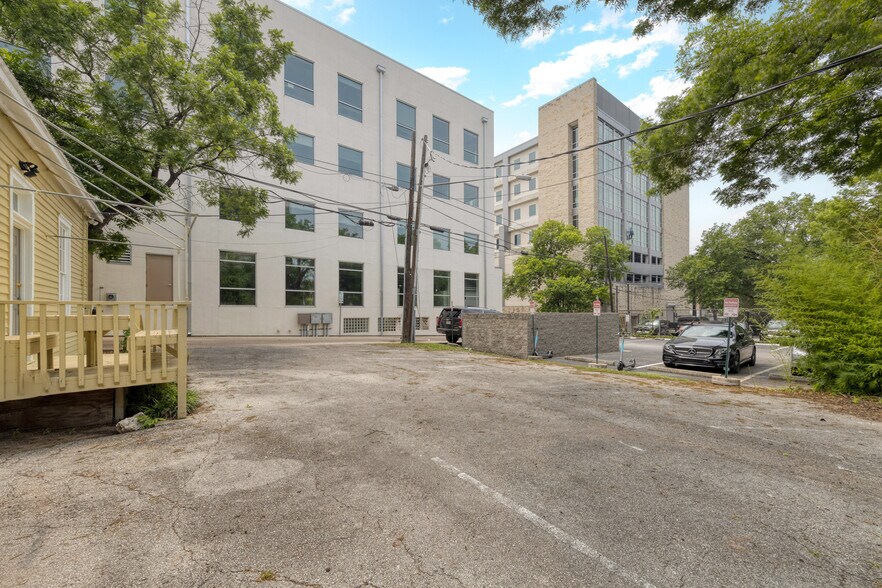 More Photos Of 1304 Guadalupe St, Austin Office For Lease