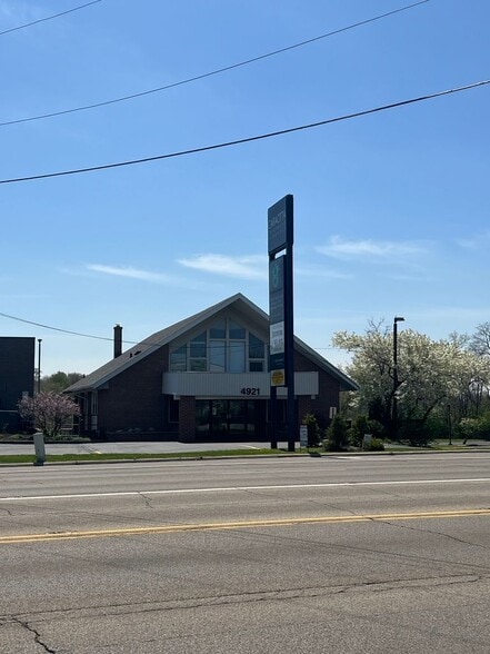 More Photos Of 4921 E State St, Rockford Storefront Retail Office For Lease
