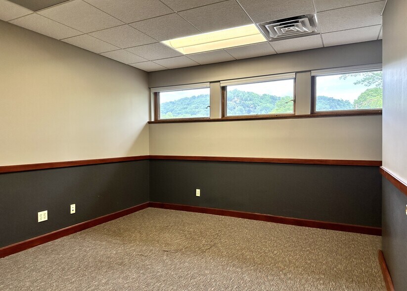 More Photos Of 7 Orchard St, Asheville Bank For Lease
