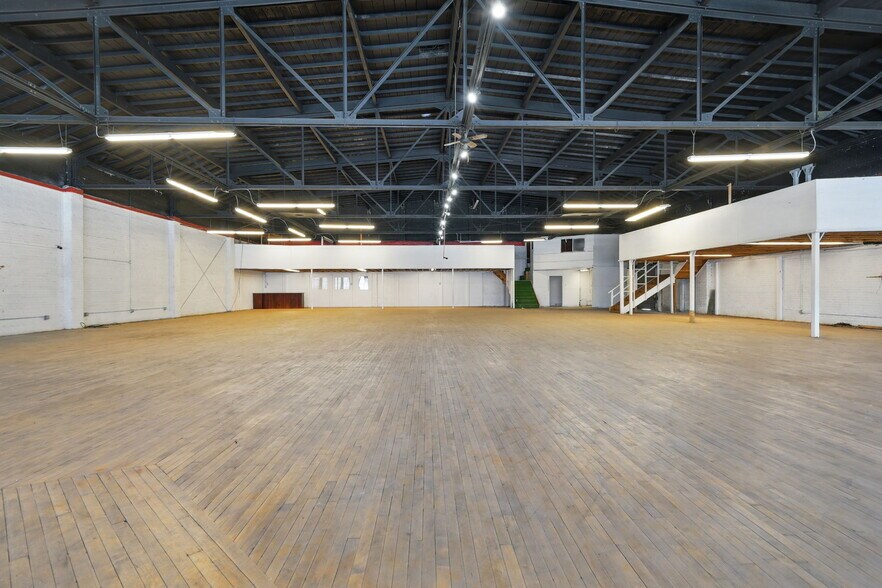 More Photos Of 7134 International Blvd, Oakland Showroom For Sale