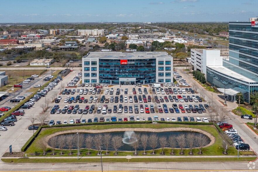 More Photos Of 250 Blossom St, Webster Medical For Lease