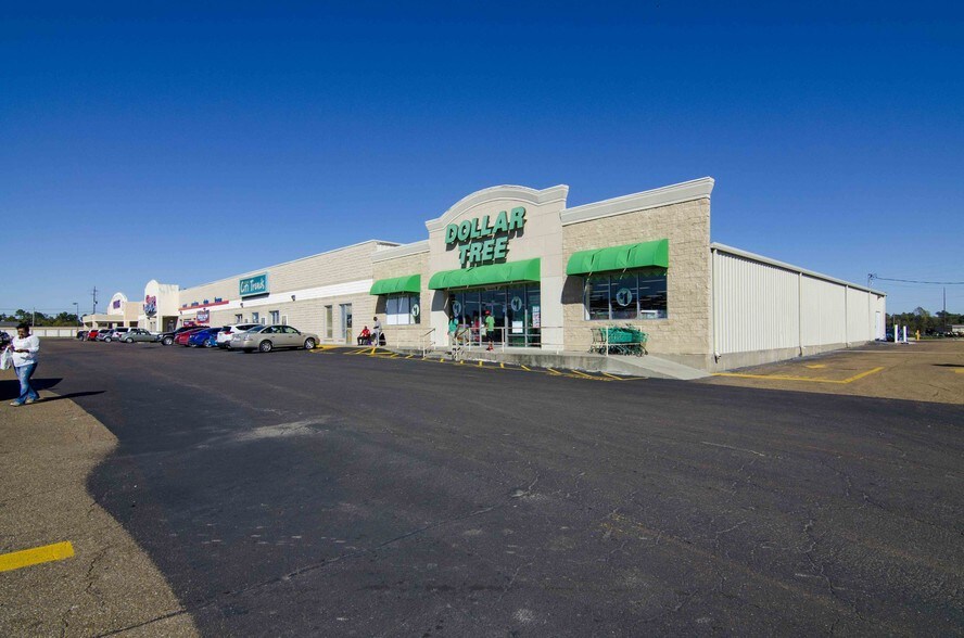 More Photos Of 110 N Jerry Clower Blvd, Yazoo City Storefront For Sale