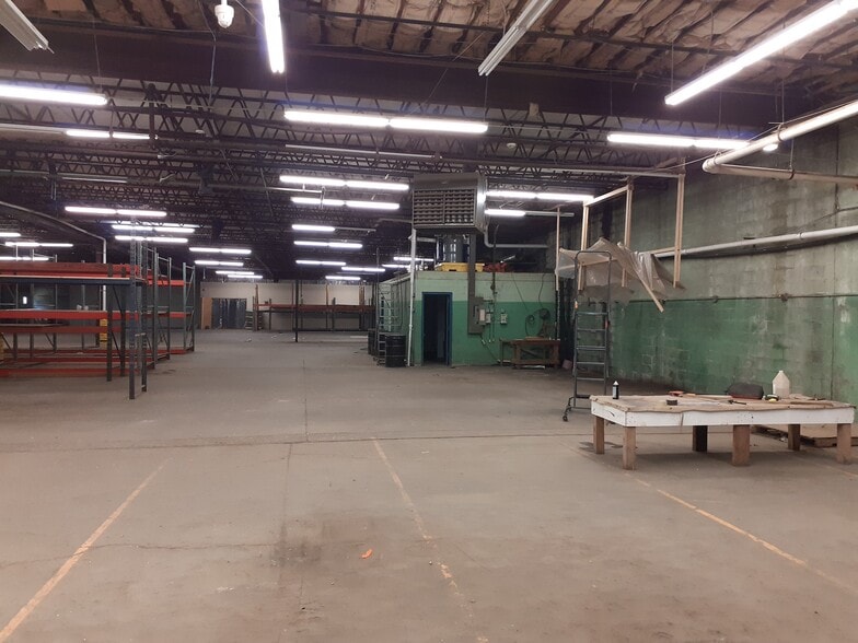 More Photos Of 20 Industrial Pl, Middletown Manufacturing For Lease