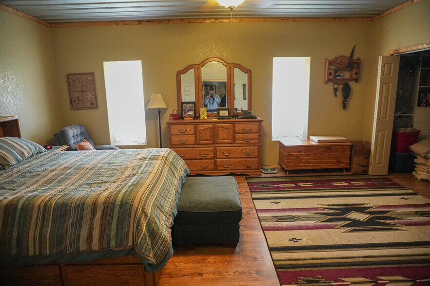 More Photos Of 1122 Douglas Ave, Beaver Hotel For Sale