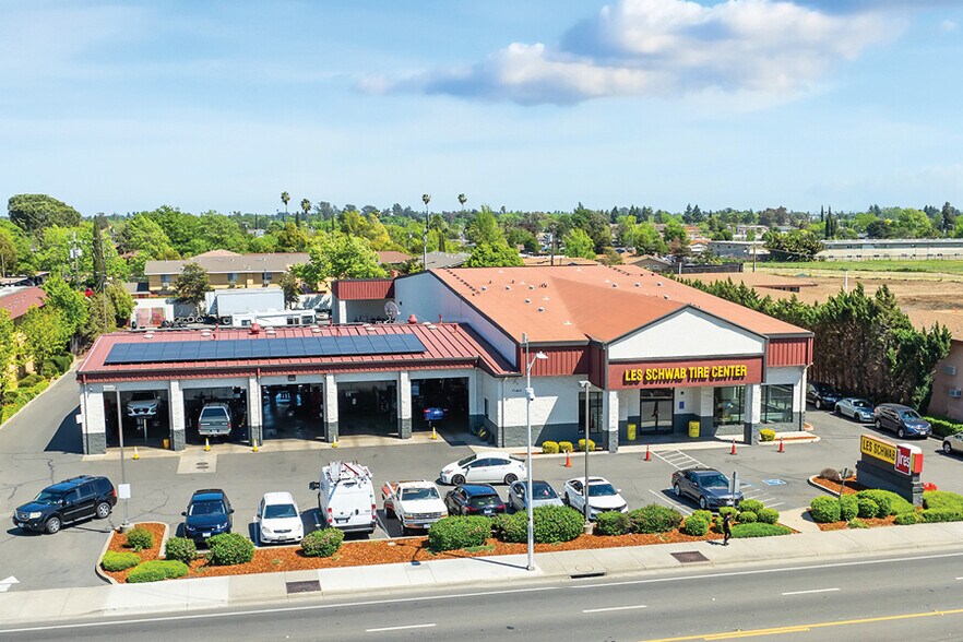 Primary Photo Of 2160 N Texas St, Fairfield Auto Repair For Sale