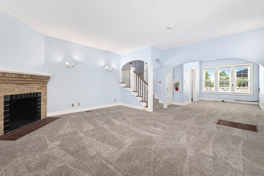 More Photos Of 355 N College Ave, Fayetteville Office Residential For Lease