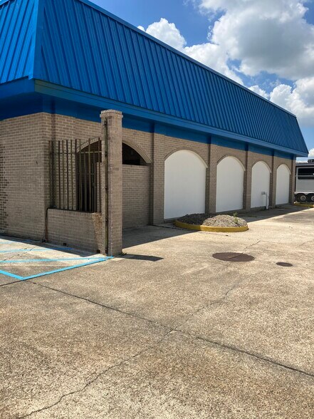 More Photos Of 6001 Woodland Hwy, New Orleans Self Storage For Lease