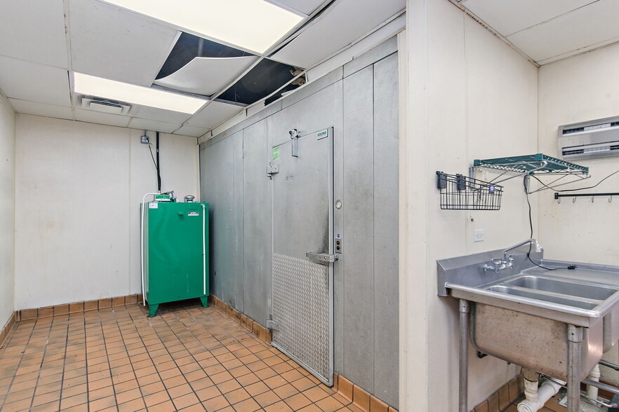 More Photos Of 240 Douglas Rd, Oswego Fast Food For Sale