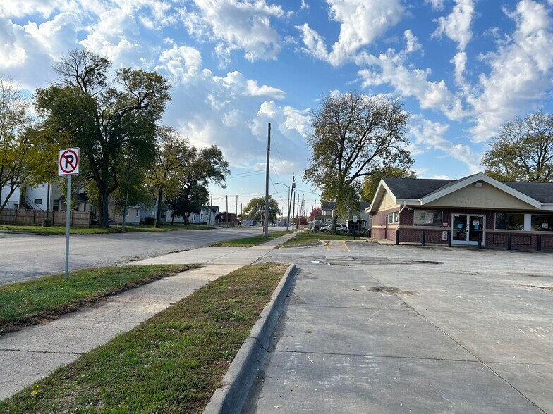 More Photos Of 1214 Franklin St, Waterloo General Retail For Sale